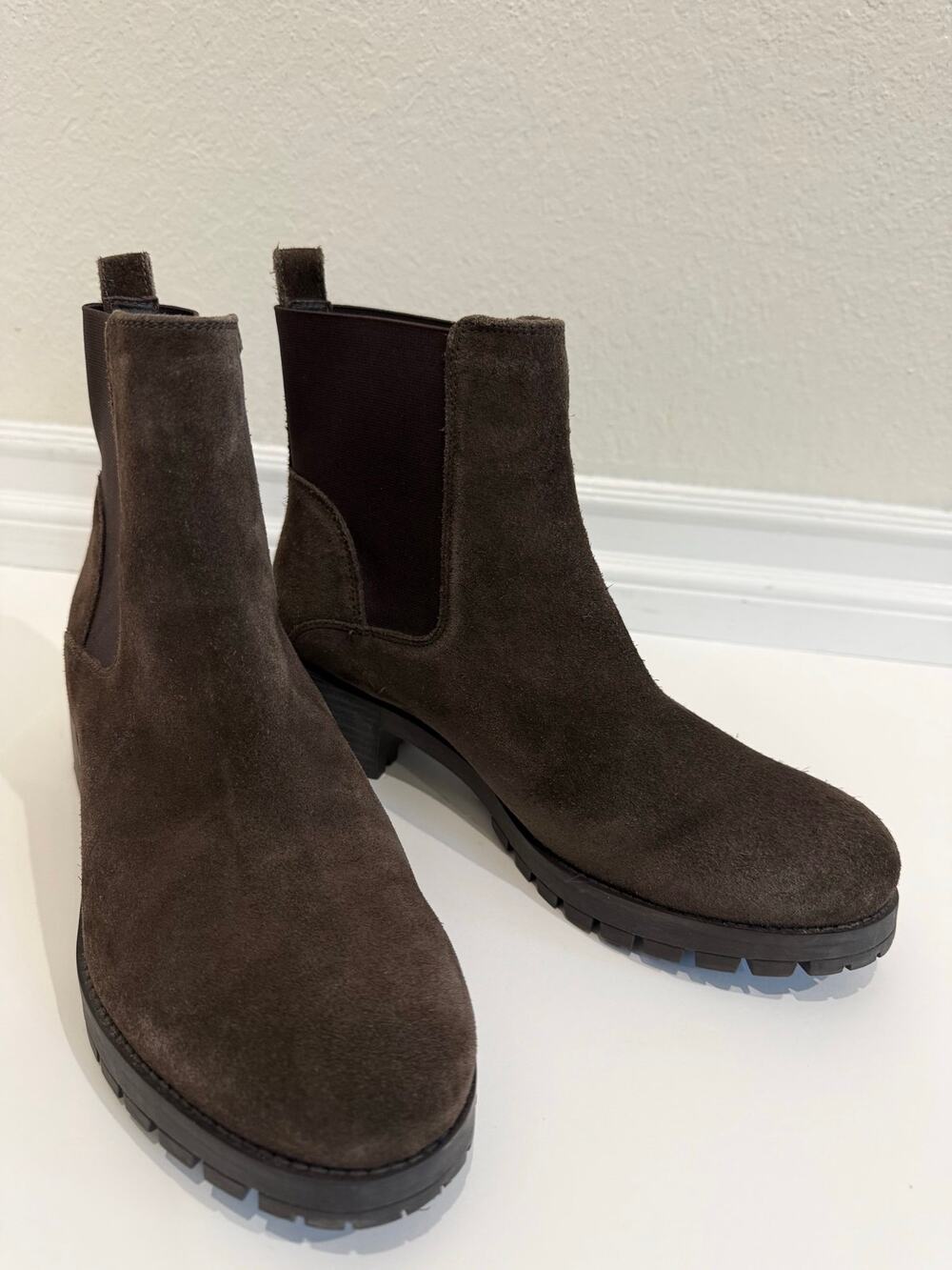 New w/o box Joie Chocolate Brown Suede Chelsea Boots Chunky Lug Sole Ankle Sz10